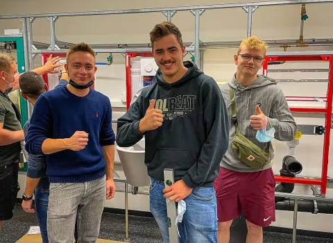 Azubis bei einem Betriebsbesuch.