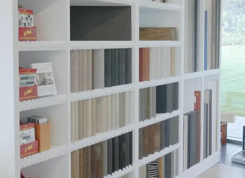 Badezimmer mit grauen Marmorfliessen und Armaturen von VOLA