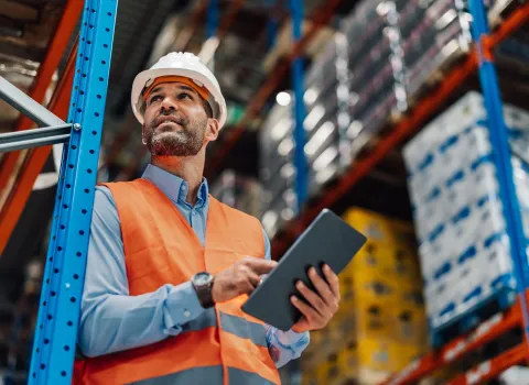 Gebäudetechniker in der Halle, der Wartungsarbeiten durchführt