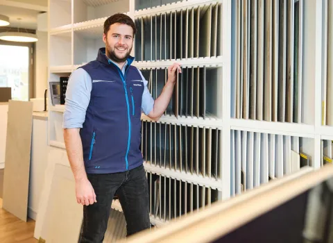 Hannes Rütschlin bei den Keramikplatten