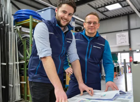 Hannes und Mitarbeiter im Lager