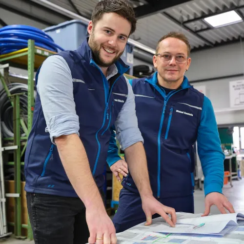 Hannes und Mitarbeiter im Lager