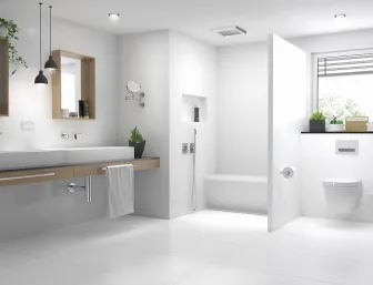 Helles barrierefreies Badezimmer mit Einrichtung von wedi.