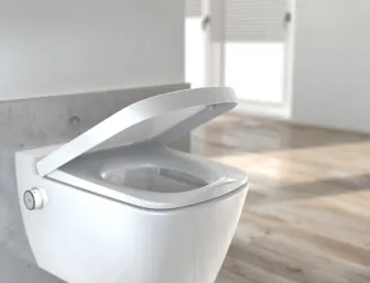 Dusch-WC TECEone mit halb geöffnetem Deckel in einem Badezimmer mit hellem Holzfußboden.
