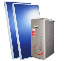 Eine moderne Heizungsanlage von Solvis steht neben zwei großen, blauen Solarkollektoren.