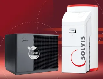 Wärmepumpe SolvisLea Pro mit R290 Symbol und Pufferspeicher SolvisMax vor rotem Hintergrund. 