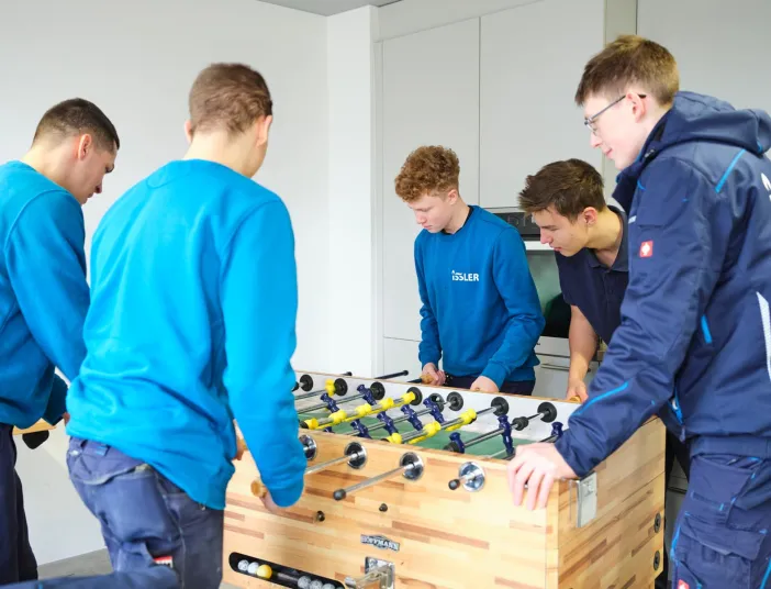 Azubis beim Tischkicker spielen