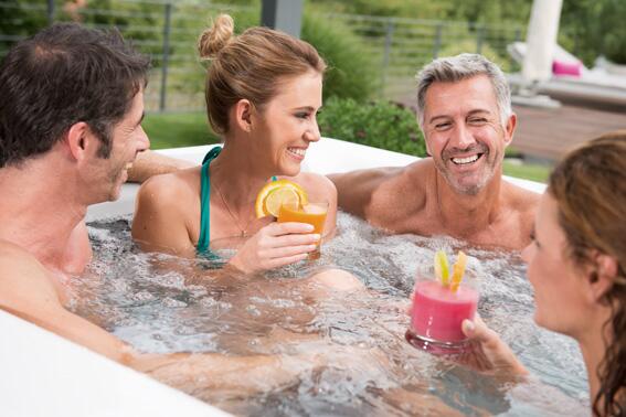 Badende im Whirlpool