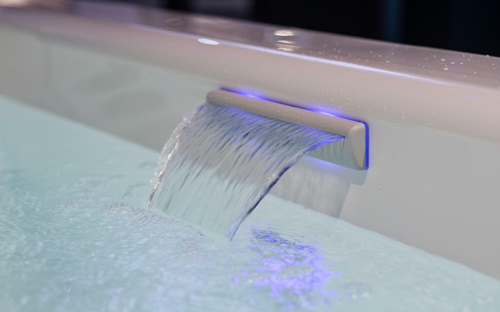 Beleuchteter Wasserfall